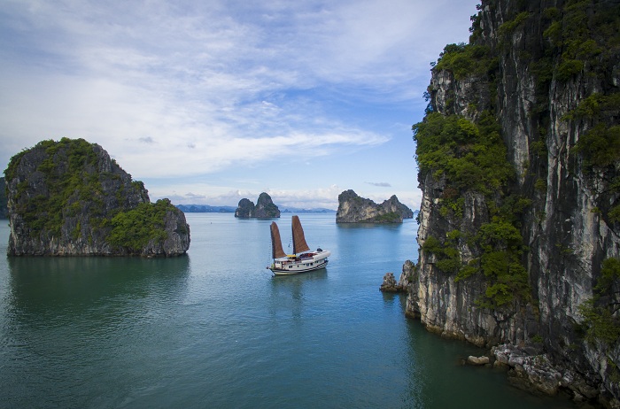 du-thuyen-canh-vinh-dragon-bay-image